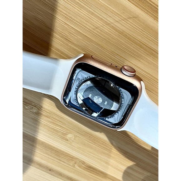 Apple Watch Gold Series 4 40mm GPS + Cell + 3 Bands + Charging Accessories - Picture 8 of 10